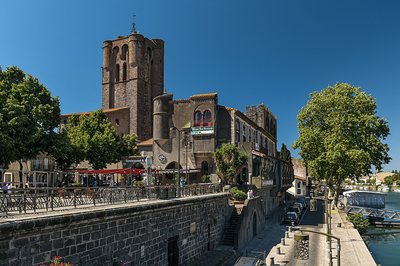 La cathédrale Saint-Étienne en basalte et le quai sur l'Hérault à Agde