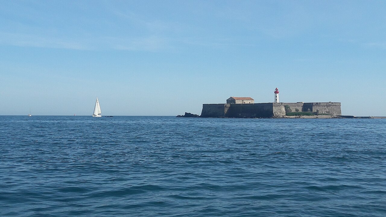 Le fort de Brescou et un voilier au large du Cap d'Agde