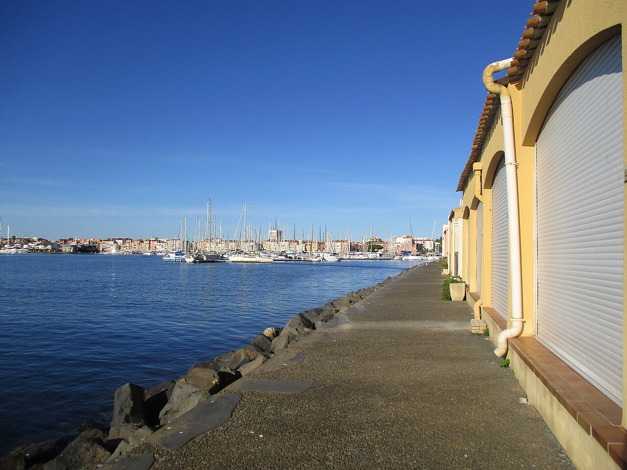 Le quai de l'Île des Pêcheurs et le Centre-Port du Cap d'Agde