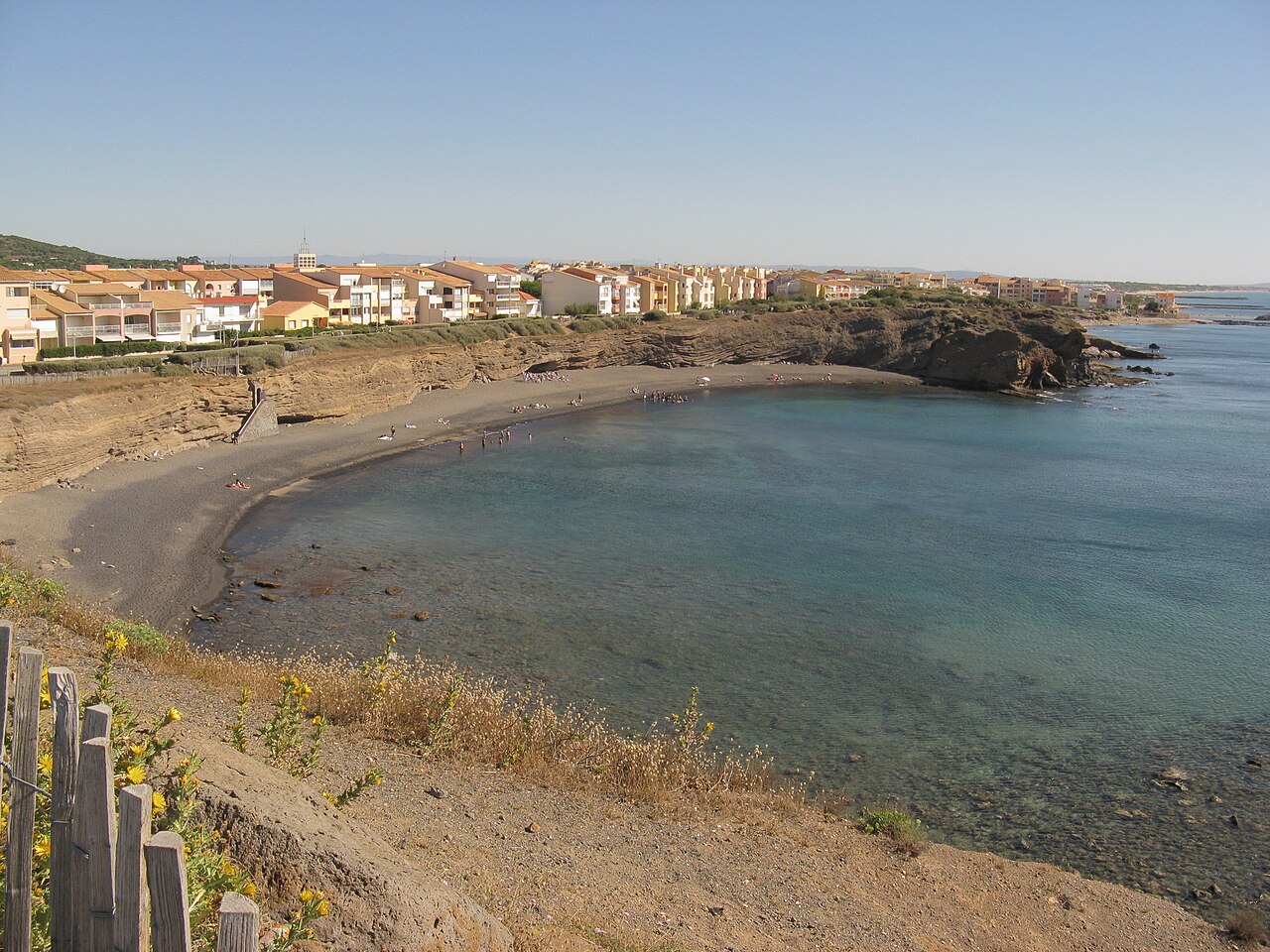 Maisons en surplomb d'une crique sur la côte volcanique du Cap d'Agde
