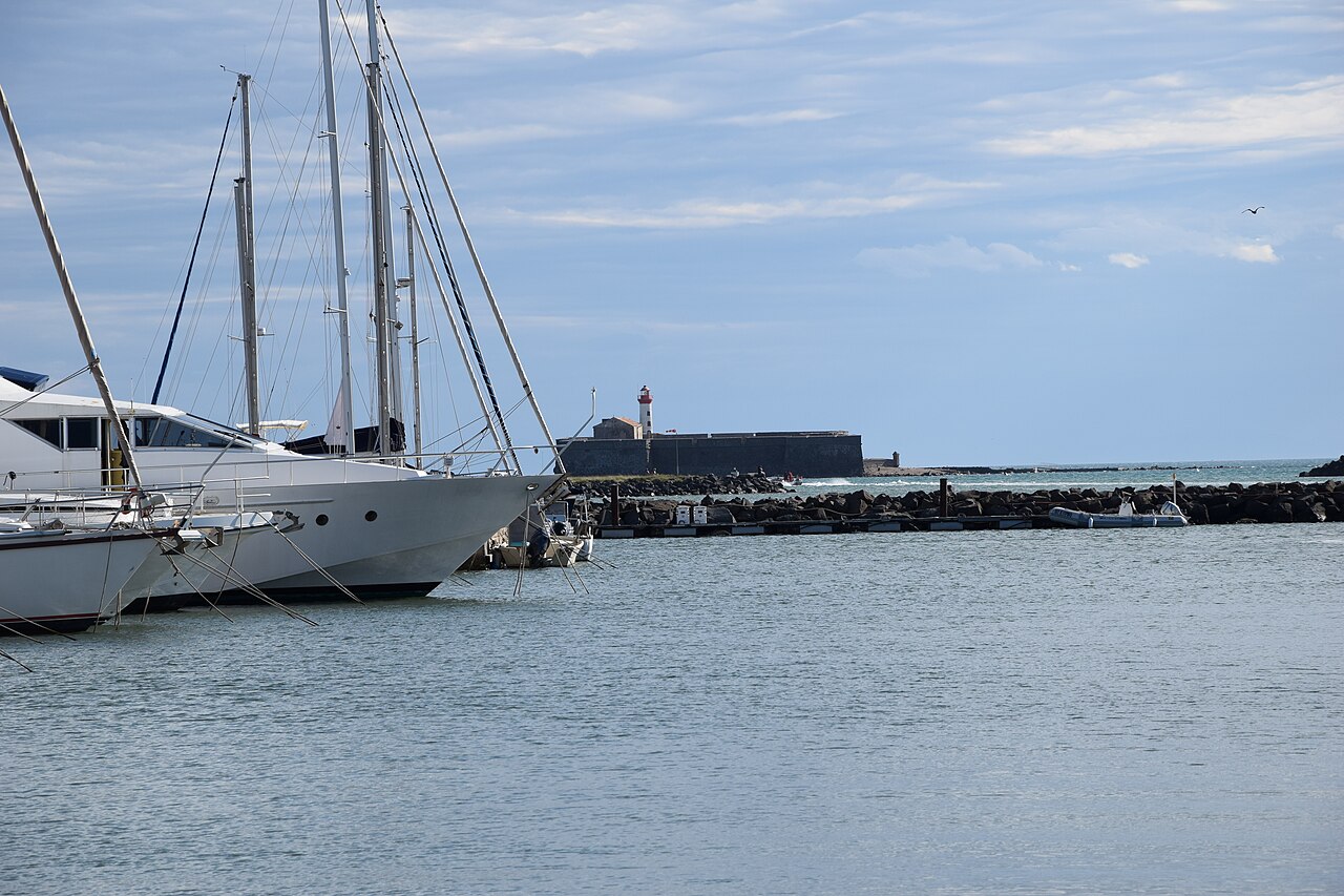 Yachts amarrés au port du Cap d'Agde, avec le fort de Brescou au loin