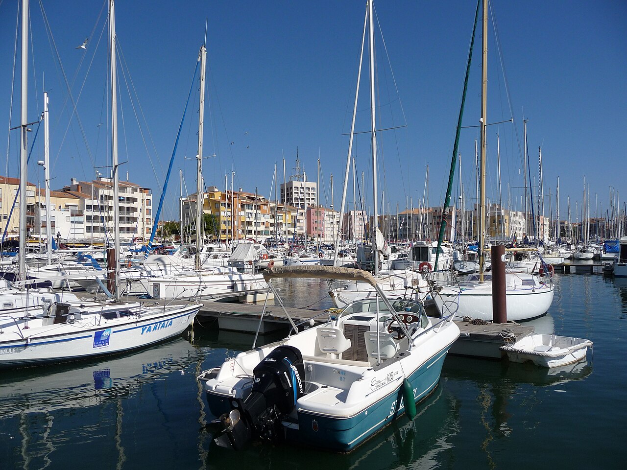 Voiliers et bateaux amarrés dans les bassins du port du Cap d'Agde