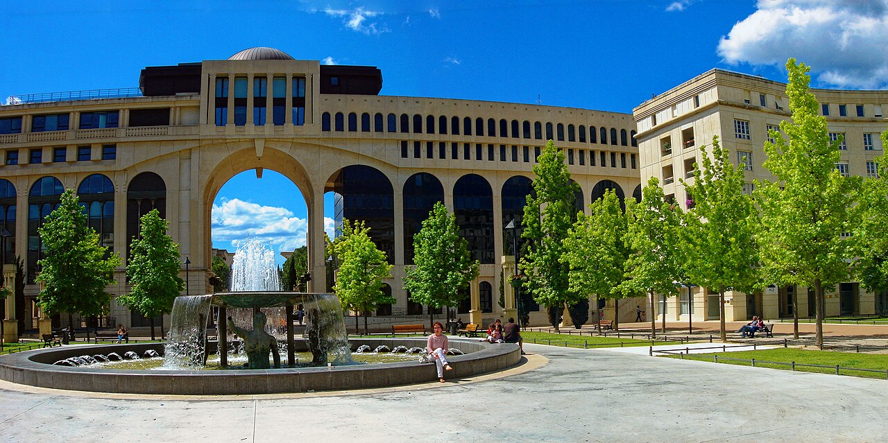 La place de Thessalie et ses façades néoclassiques dans le quartier Antigone à Montpellier