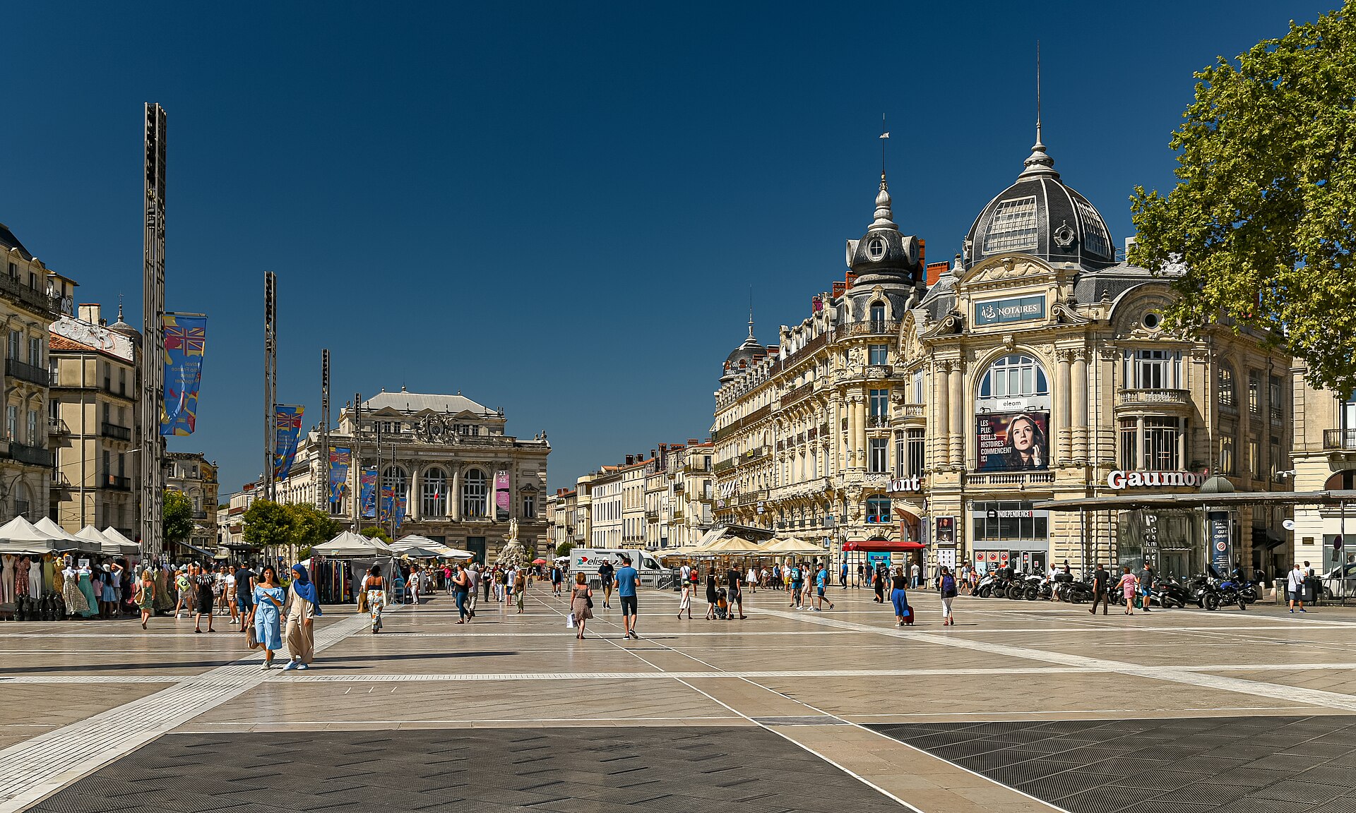 La place de la Com�die � Montpellier et ses immeubles haussmanniens