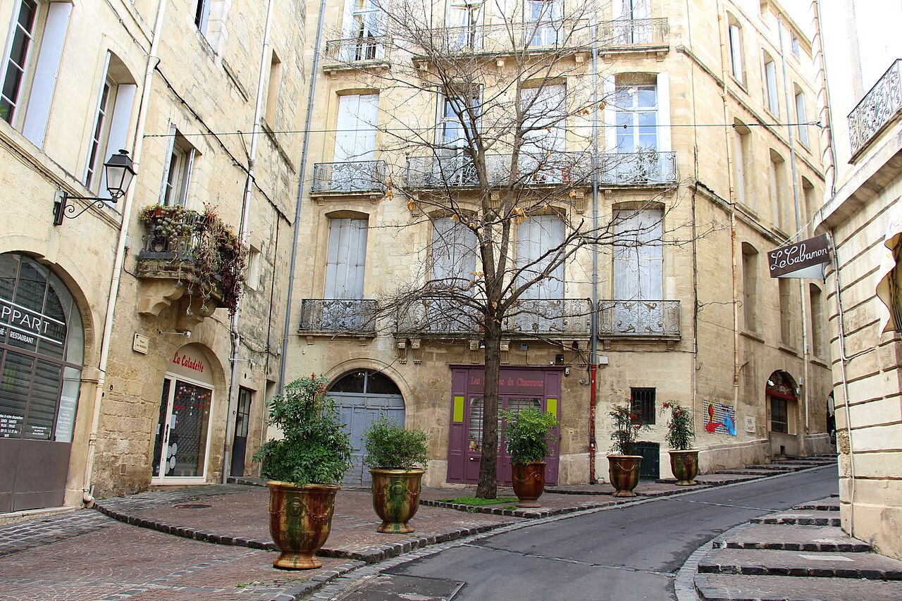 Placette et façades en pierre dans l'Écusson, centre historique de Montpellier