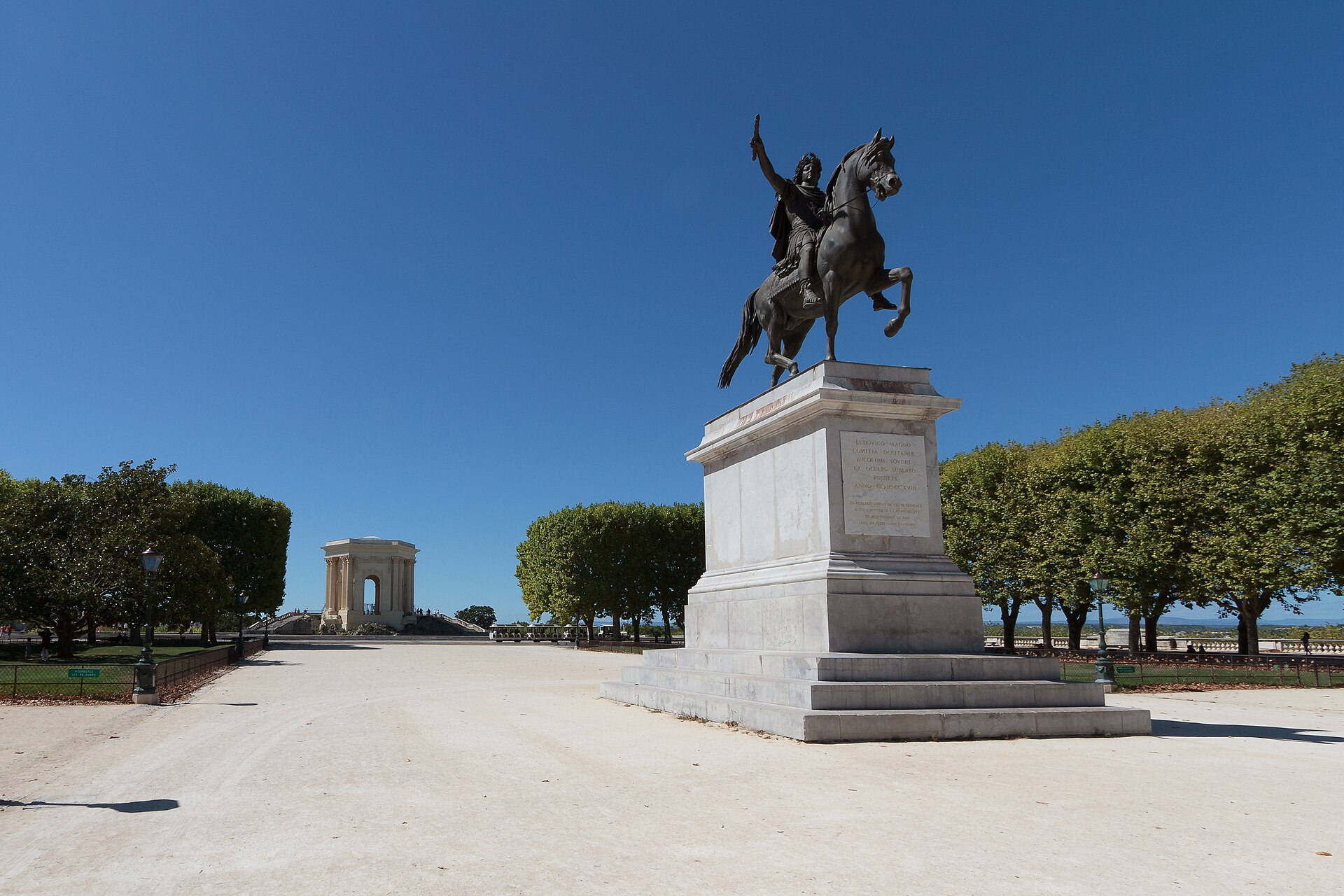 La promenade du Peyrou, la statue de Louis XIV et le château d'eau à Montpellier