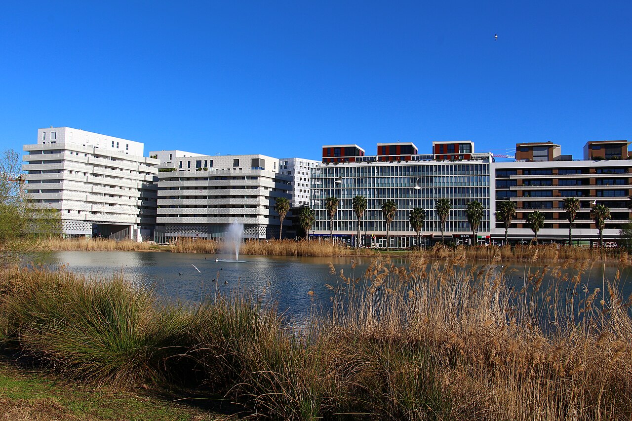 Le bassin Jacques Cœur et les immeubles contemporains de Port Marianne à Montpellier