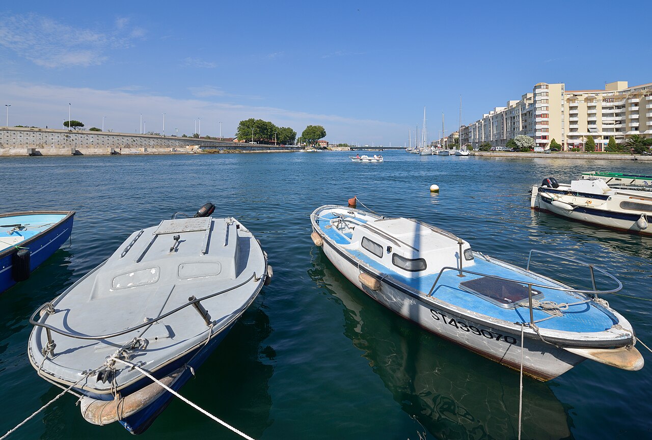 Barques sur le canal de S�te par une journ�e ensoleill�e