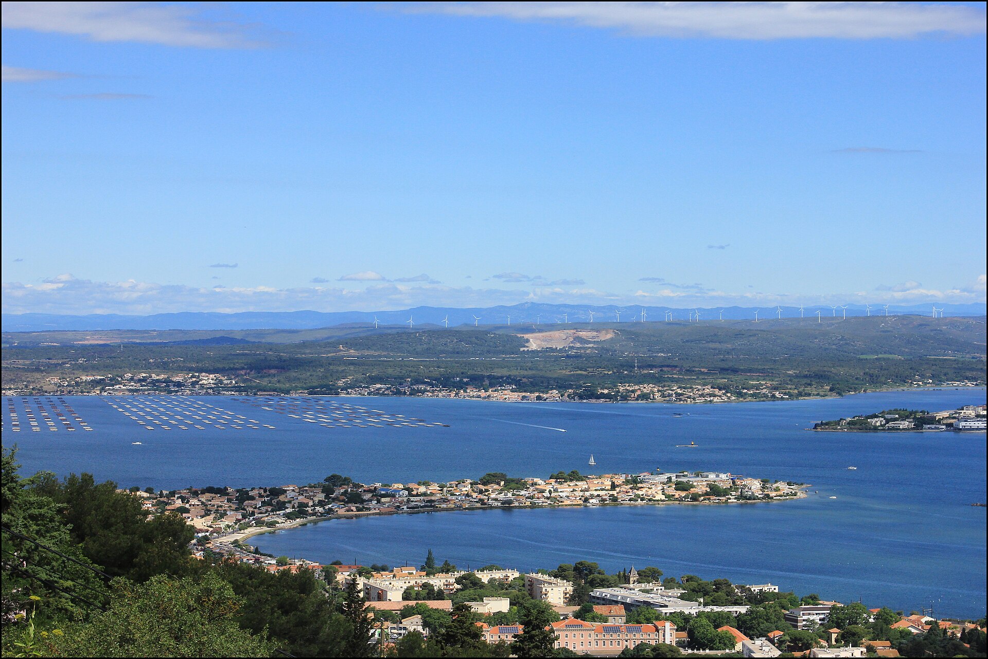 Vue sur l'�tang de Thau et S�te depuis le Mont Saint-Clair
