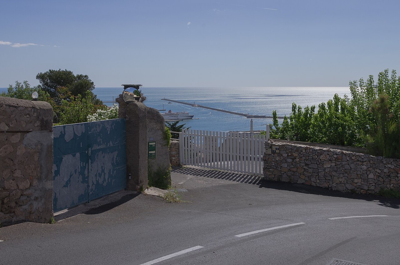 Portail de villa et vue sur la mer depuis une route du Mont Saint-Clair
