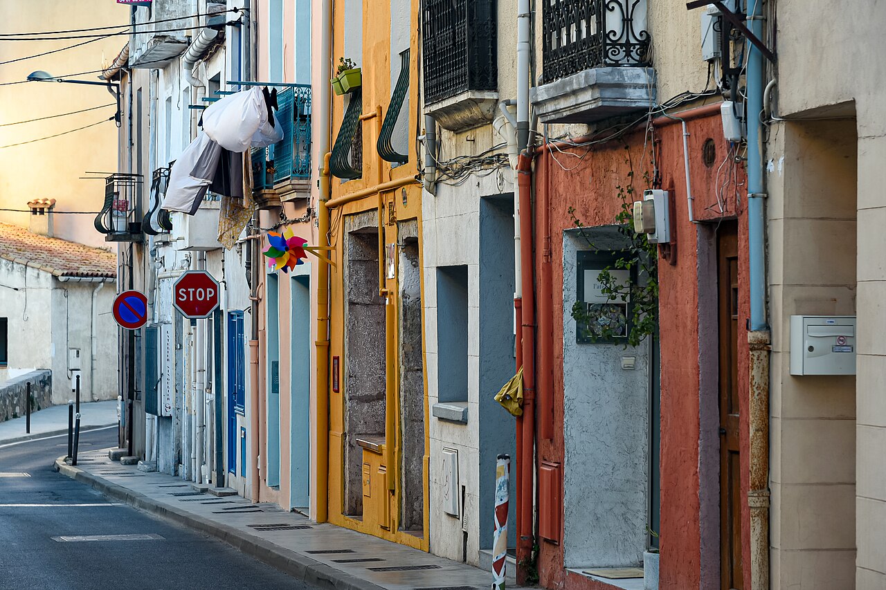 Fa�ades color�es d'une rue du Quartier Haut � S�te