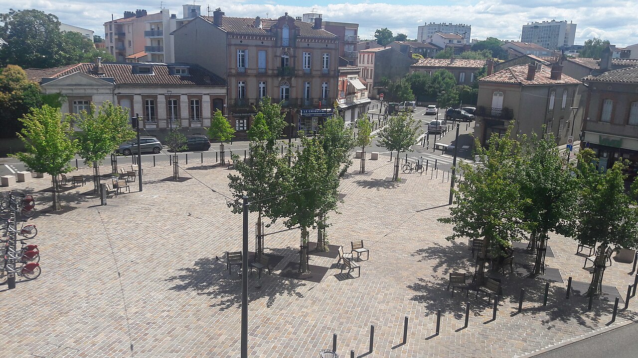La place du Busca et les maisons du quartier sous le soleil, à Toulouse