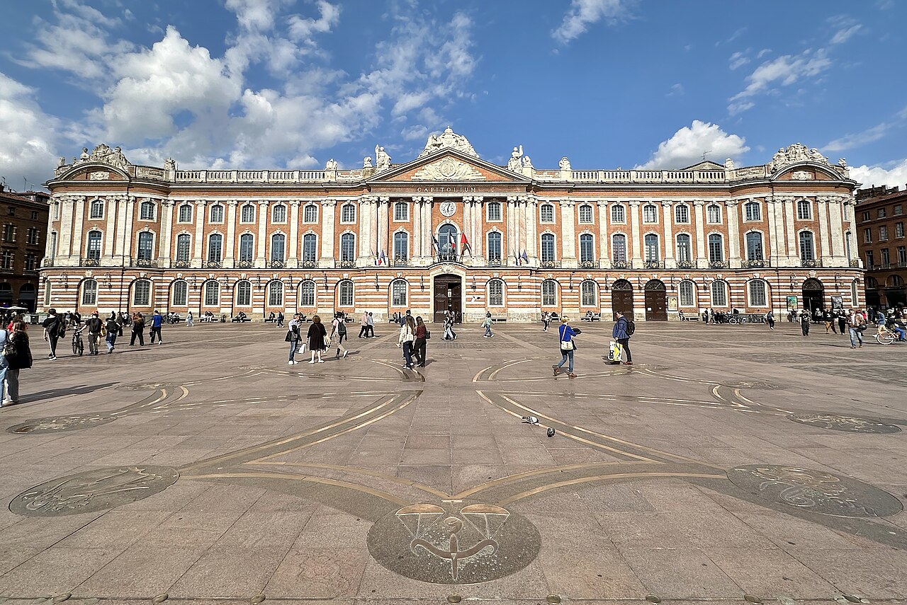 La place du Capitole et la croix occitane sous un ciel bleu