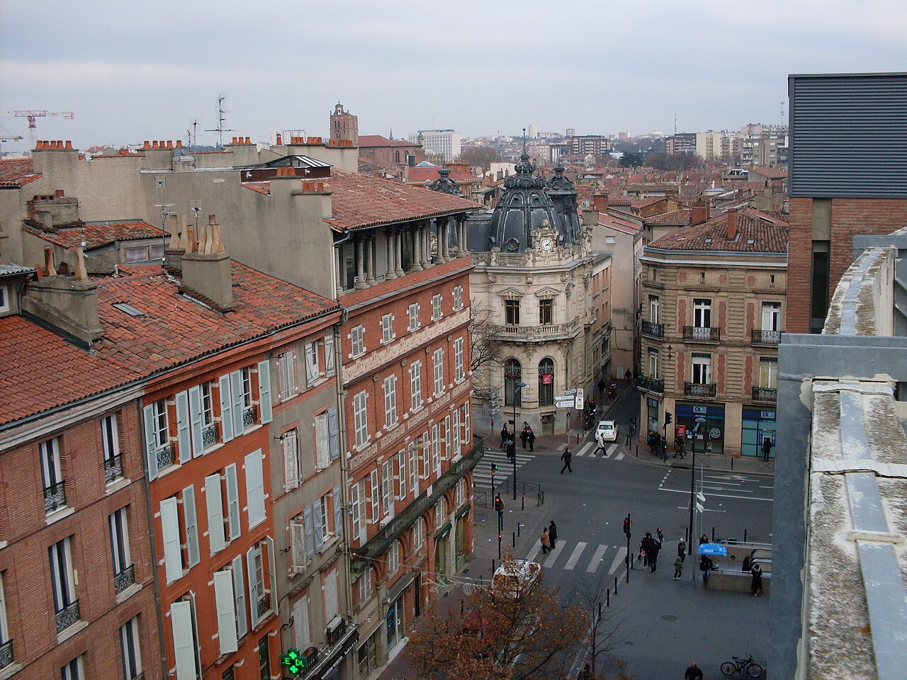 Toits et façades de brique du quartier des Carmes à Toulouse