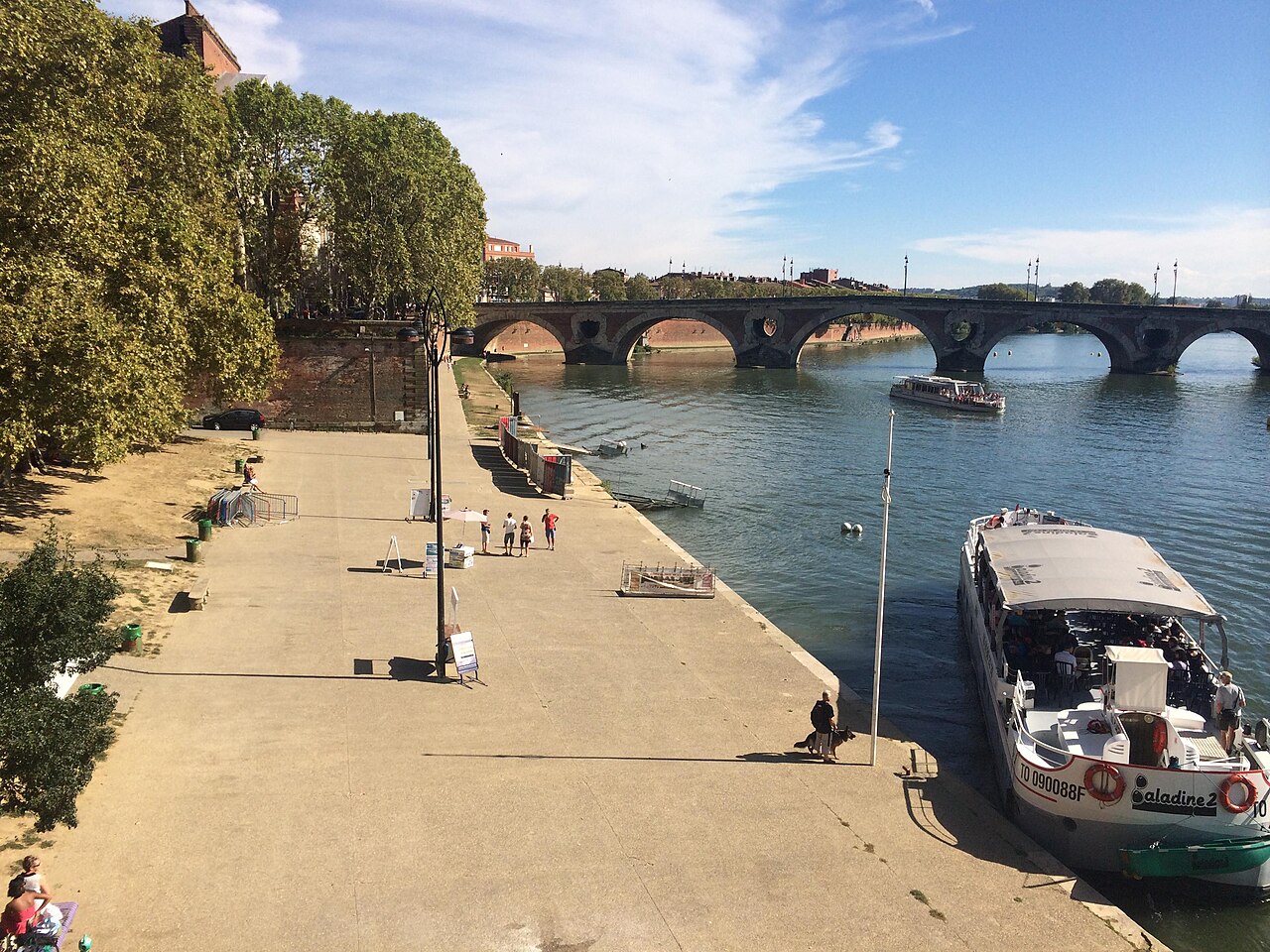 Le quai de la Daurade et la Garonne au soleil, avec le Pont-Neuf