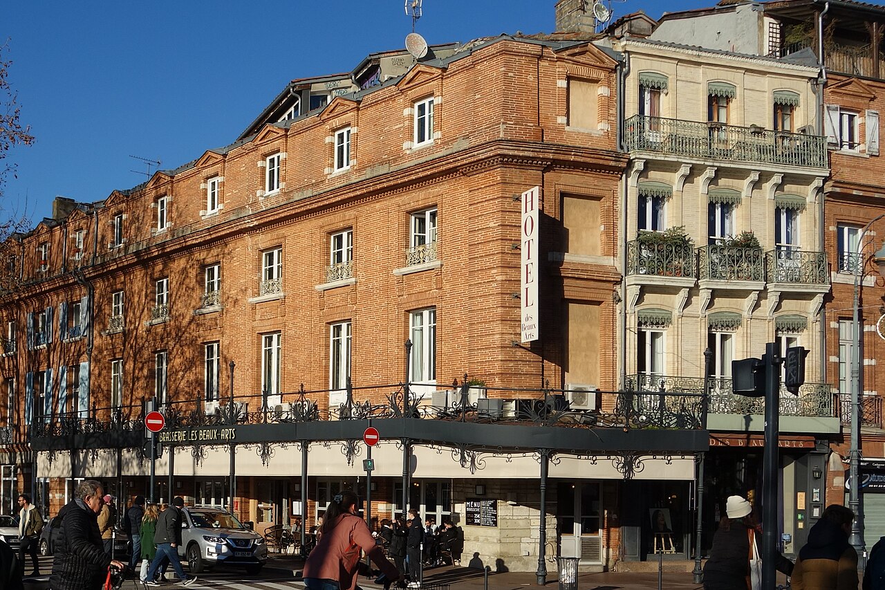 Immeuble bourgeois à balcons de fonte sur la place du Pont-Neuf à Toulouse