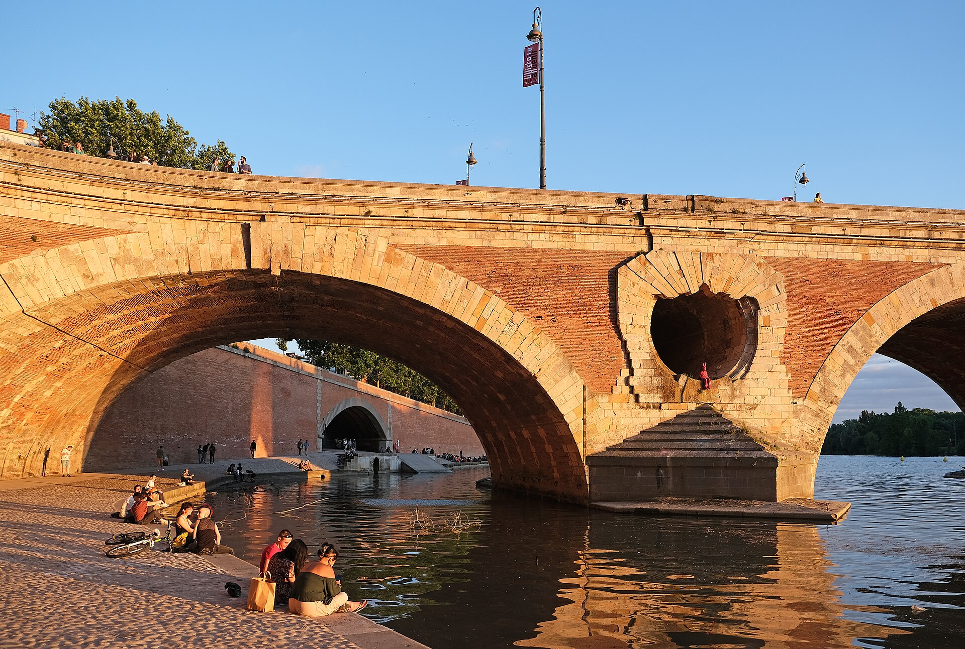 Le Pont-Neuf en brique rose et les bords de Garonne � Toulouse
