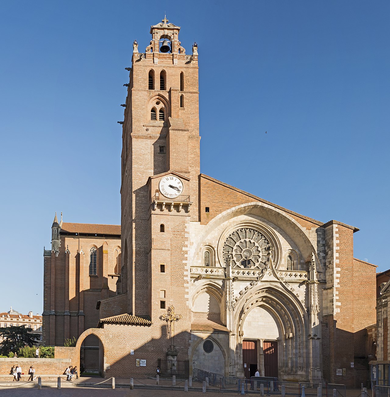 La façade et le clocher de la cathédrale Saint-Étienne de Toulouse