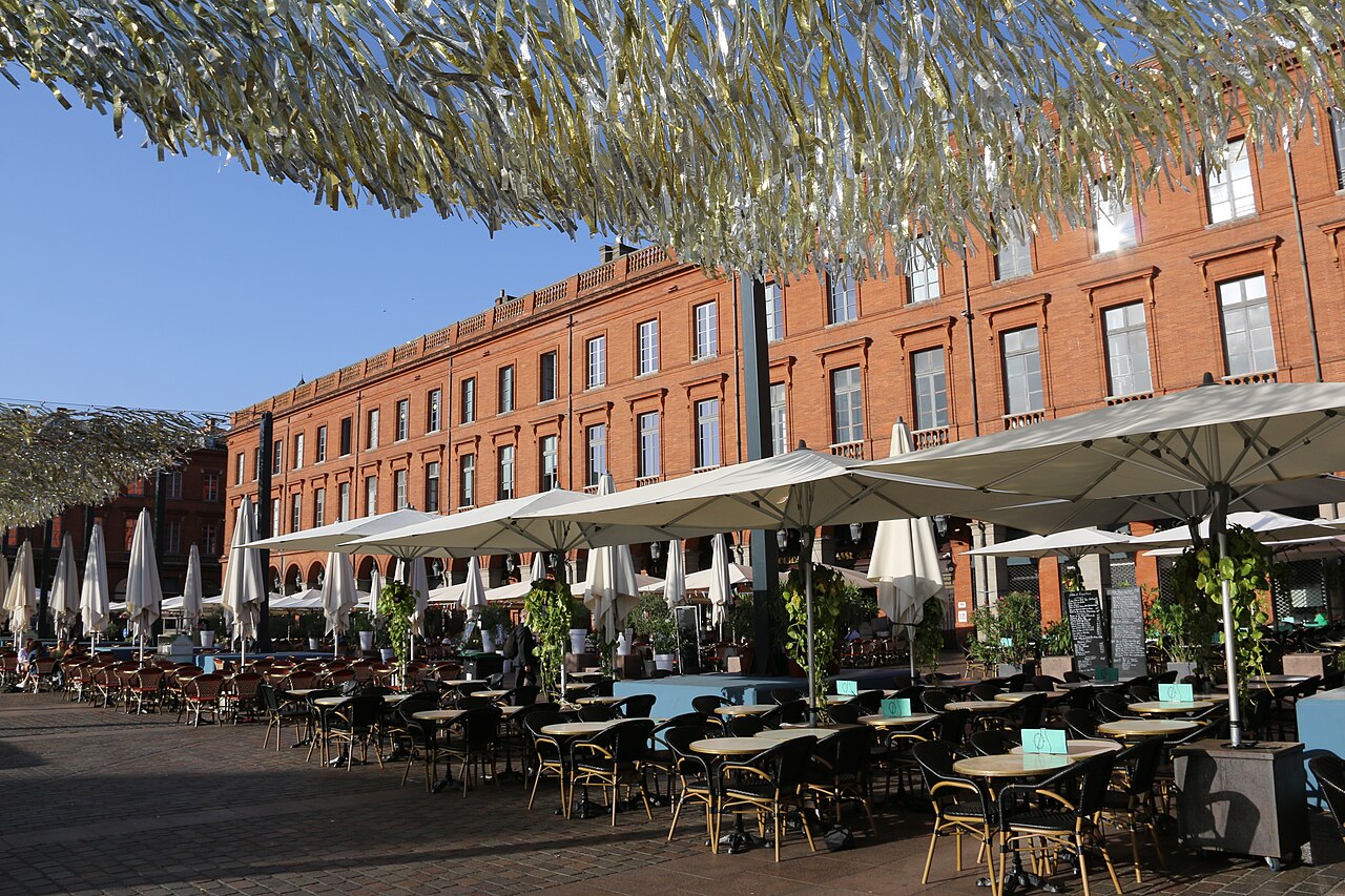 Terrasses ensoleillées sous les arcades de la place du Capitole